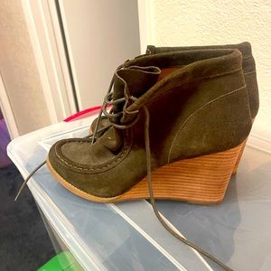 Lucky Brand Suede Wedge in Army Green